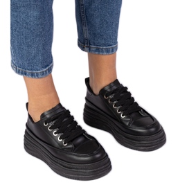 Zapatillas de deporte para mujeres negras en una suela alta negro