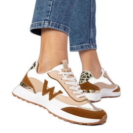 Zapatillas de deporte para mujeres blancas con un accesorio de leopardo blanco