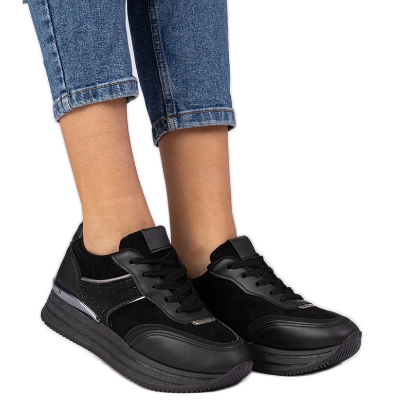 Zapatillas negras para mujeres en la plataforma con circones negro
