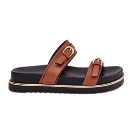 Chanclas suaves para mujeres en la plataforma con rayas y abrazaderas camel marrón