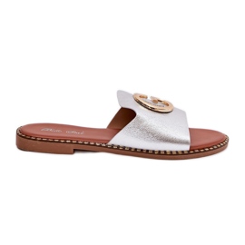 Zapatillas para mujeres de cuero eco con un detalle de plata decorativo gris
