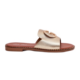 Zapatillas para mujeres de cuero ecológica con un detalle de oro decorativo dorado