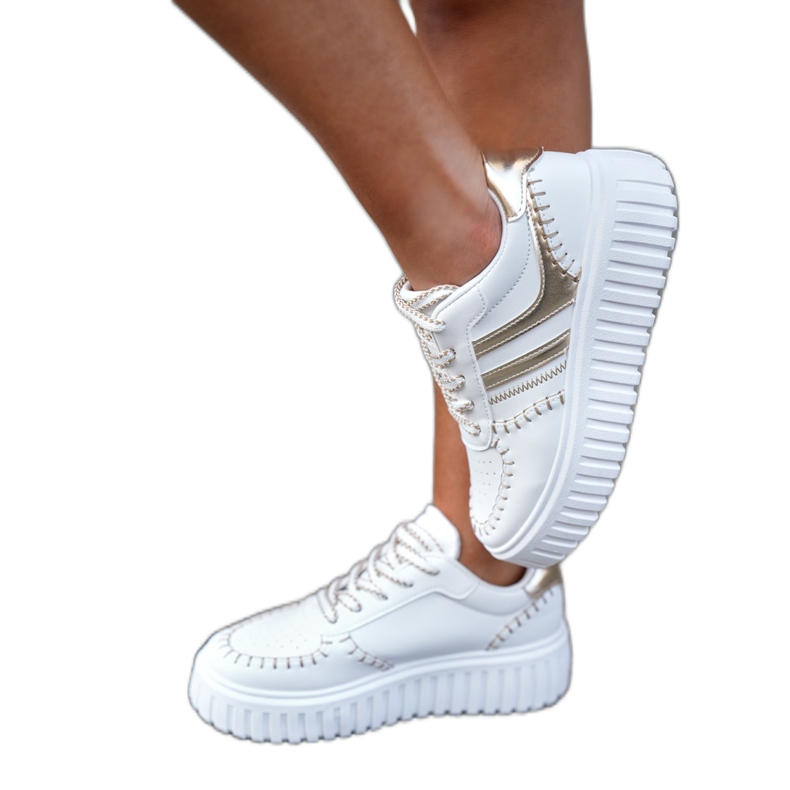 Zapatillas para mujeres en la plataforma de oro dorado