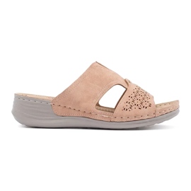 Zapatillas en una cuña baja en polvo rosa rosado
