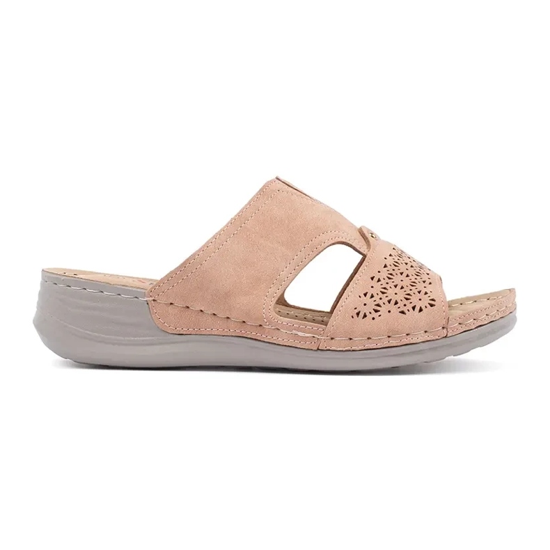 Zapatillas en una cuña baja en polvo rosa rosado
