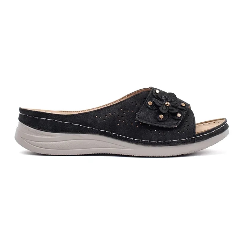 Zapatillas de mujer negra en una suela gruesa negro