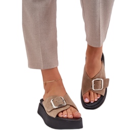 Flip fallas de gamuza para mujeres con una hebilla en la plataforma Zazoo 3019 beige