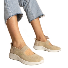 Zapatillas beige para mujeres en una suela prensada