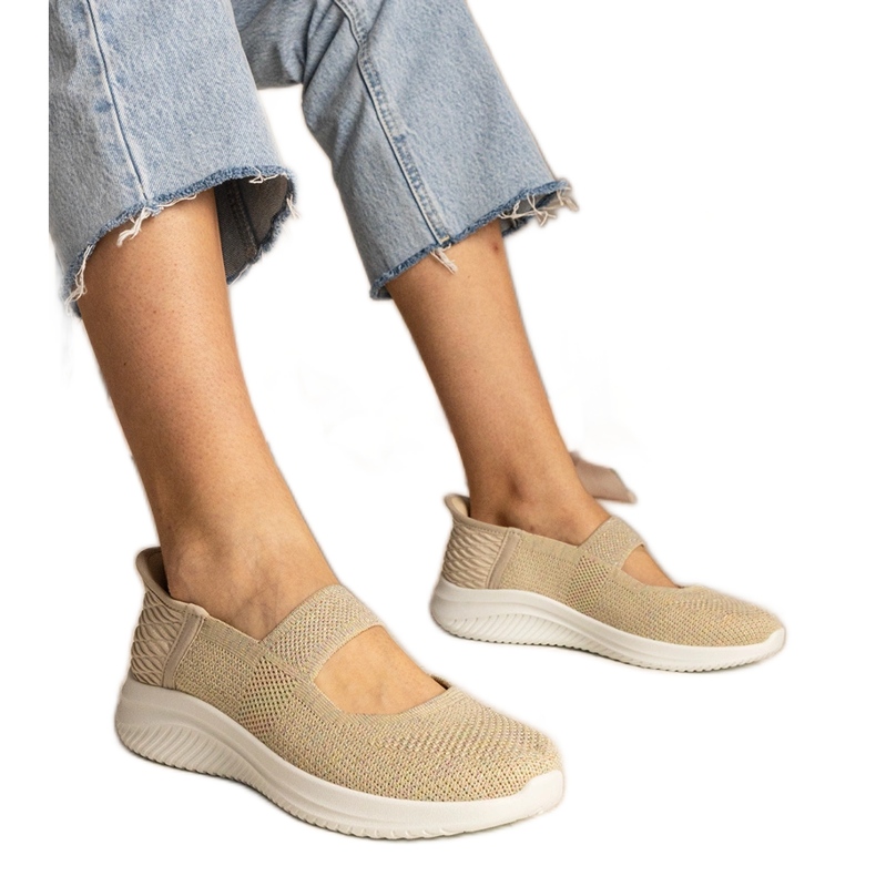 Zapatillas beige para mujeres en una suela prensada