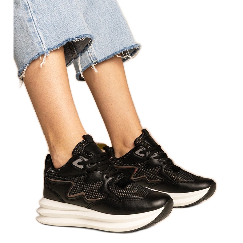 Zapatillas negras con un elemento holográfico negro
