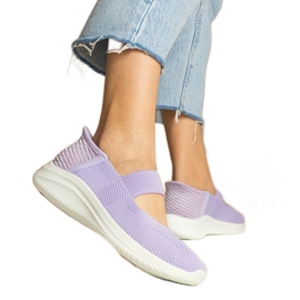 Zapatillas violetas para mujeres en una suela prensada púrpura