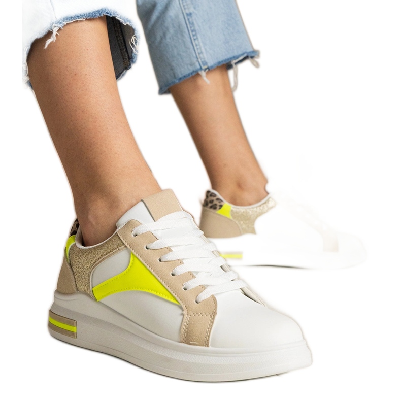 Zapatillas de deporte de mujeres blancas con la adición de brillo y leopardos blanco
