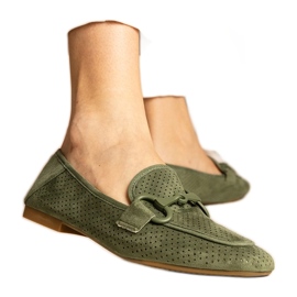 Mocasines abiertos de mujeres verdes con un adorno