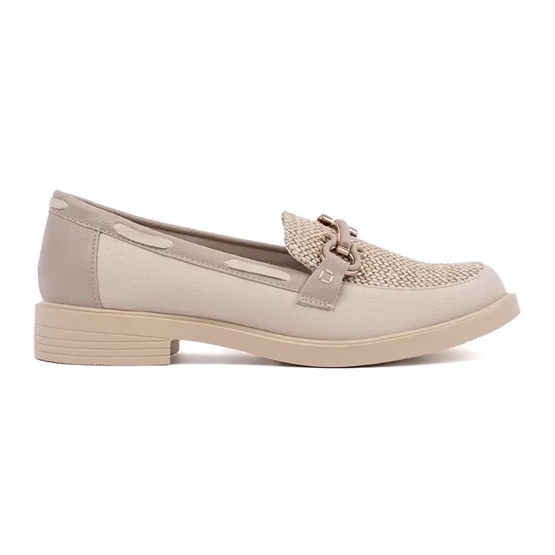 Goodin Mocasines beige ligeros con un inserto de cuero decorado con una cadena Goodin Mocasines beige ligeros con un inserto de cuero decorado con una cadena