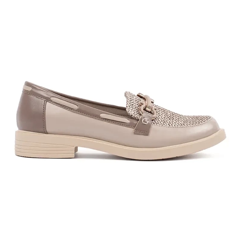 Goodin Mocasines beige con un inserto de cuero decorado con una cadena Goodin Mocasines beige con un inserto de cuero decorado con una cadena