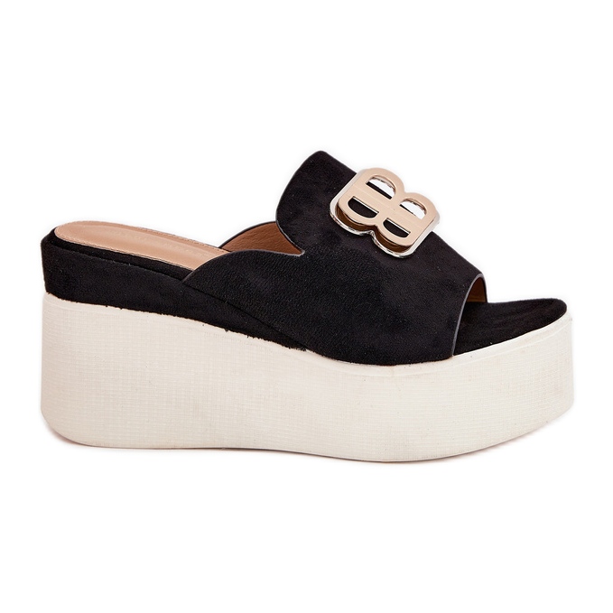 Zapatillas en la plataforma y cuñas con una decoración negra negro
