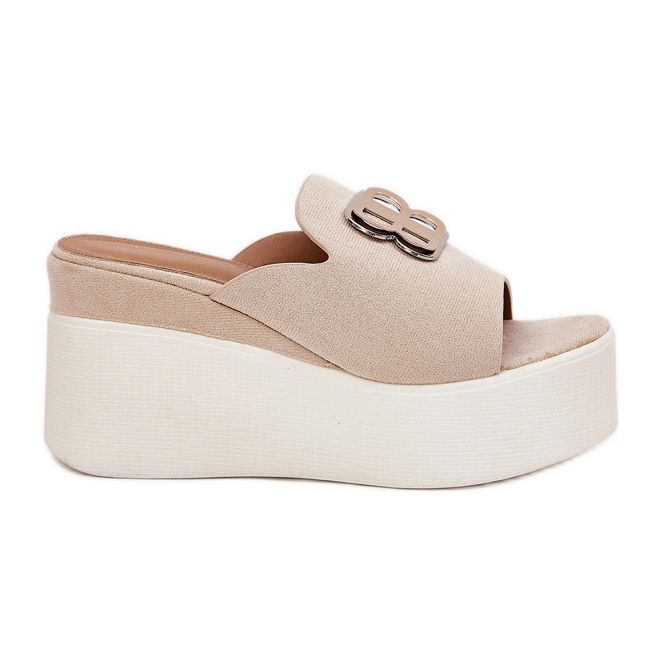 Zapatillas en la plataforma y cuñas con adorno beige