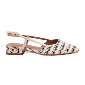 Ballerinas femeninas con narices puntiagudas con un delicado tacones beige