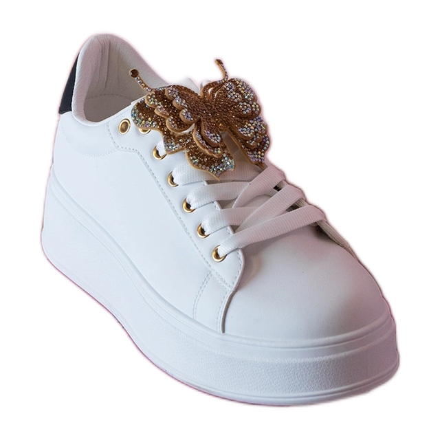Zapatillas en blanco y negro decoradas con una mariposa con circones