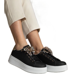 Zapatillas negras decoradas con una mariposa con circones negro