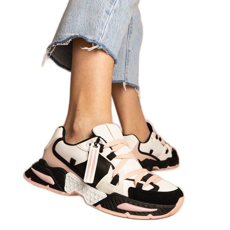 Zapatillas de mujer rosas con suela maciza. negro