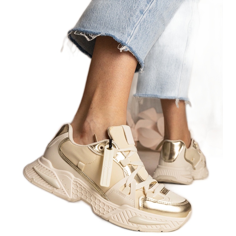 Zapatillas beige para mujeres en una suela masiva