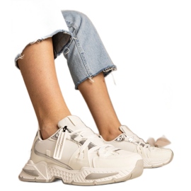 Zapatillas de mujer blancas con suela maciza. blanco