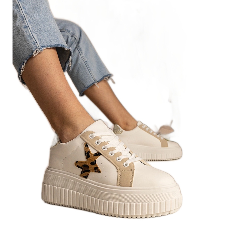 Zapatillas blancas y beige decoradas con brillo y estrella