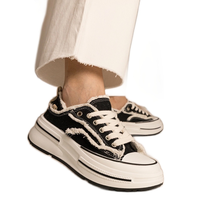 Zapatillas de deporte para mujeres negras en una suela alta negro