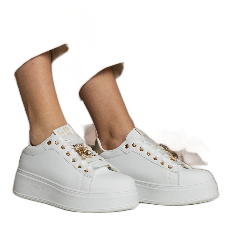 Zapatillas de oro blancas y doradas de las mujeres decoradas con piedras blanco