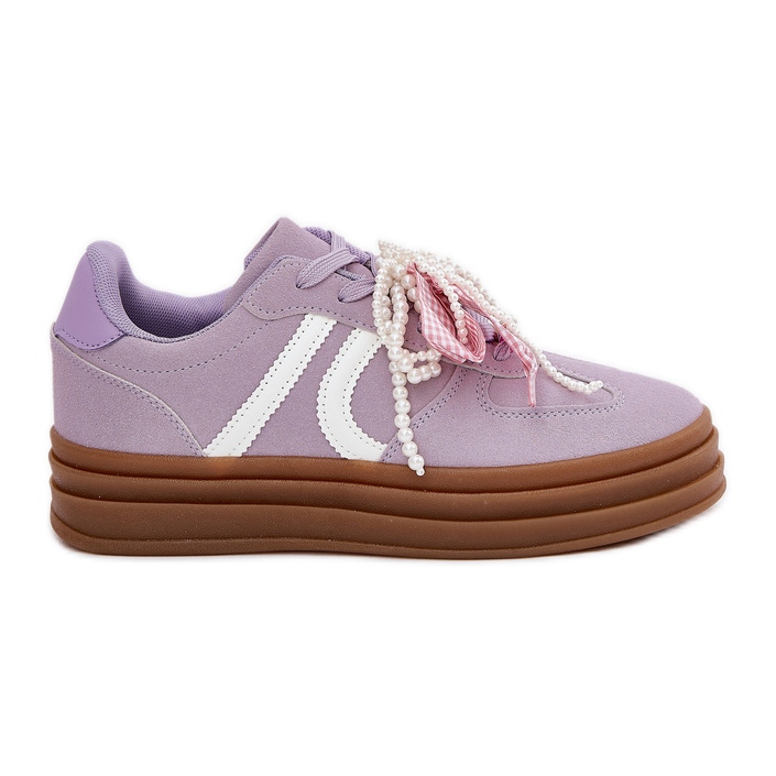 Zapatillas para mujeres en la plataforma con decoraciones moradas violeta Zapatillas para mujeres en la plataforma con decoraciones moradas violeta