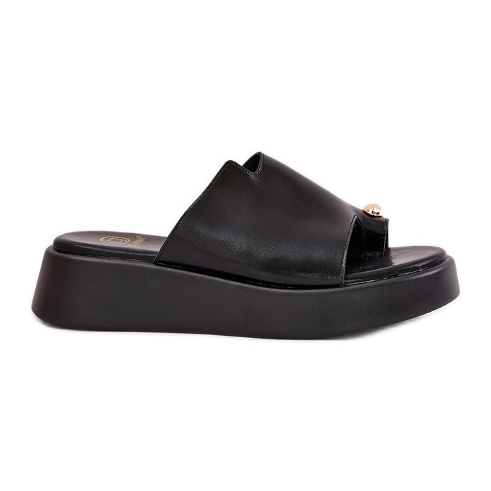 Chanclas para mujeres en la plataforma y cuñas bajas con detalles decorativos negros