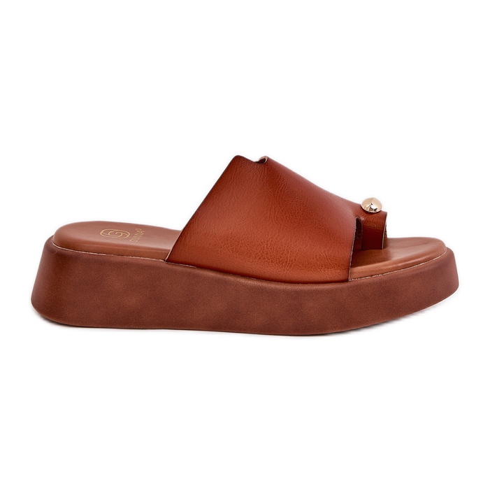 Chanclas para mujeres en la plataforma y una cuña baja con un detalle decorativo de camello marrón