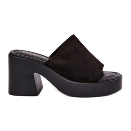 Zapatillas para mujeres en la publicación y plataforma negra negro