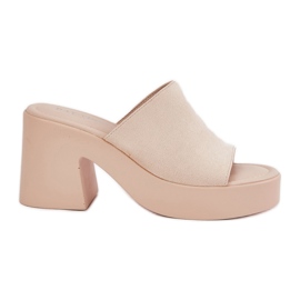Zapatillas para mujeres en la publicación y la plataforma beige