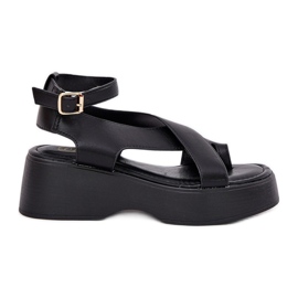 Sandalias para mujeres en la plataforma y un cuero de cuña de cuello negro