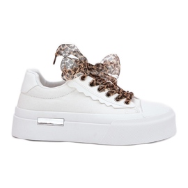 Zapatillas de deporte para mujeres en una plataforma masiva con cordones decorativos blancos