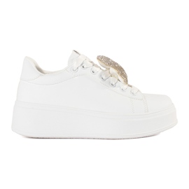 Zapatillas blancas en una plataforma de ositos de peluche blanco