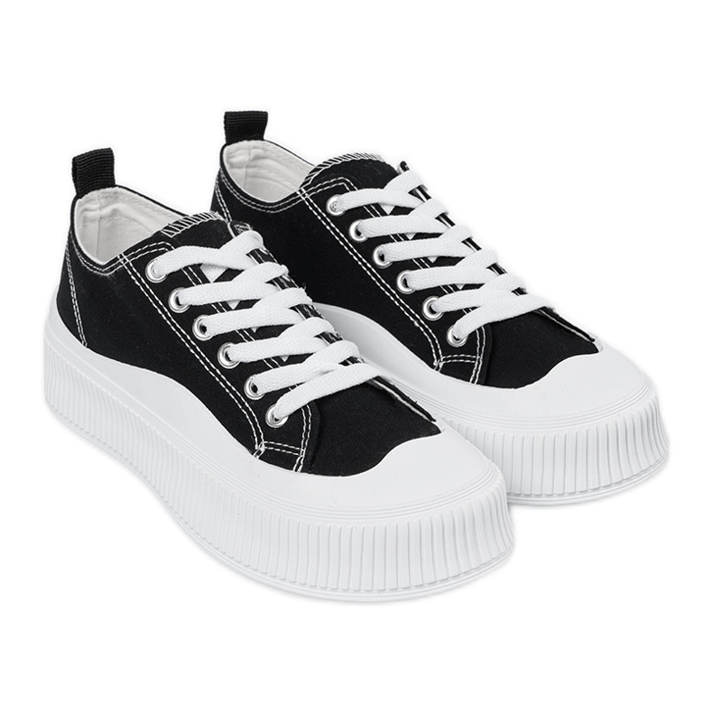 Zapatillas blancas y negras con suela gruesa. negro