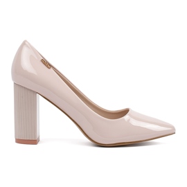 Goodin Bombas lacadas beige en el pilar