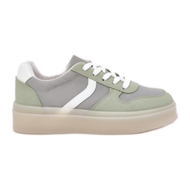 Zapatillas bajas para mujeres en la plataforma verde