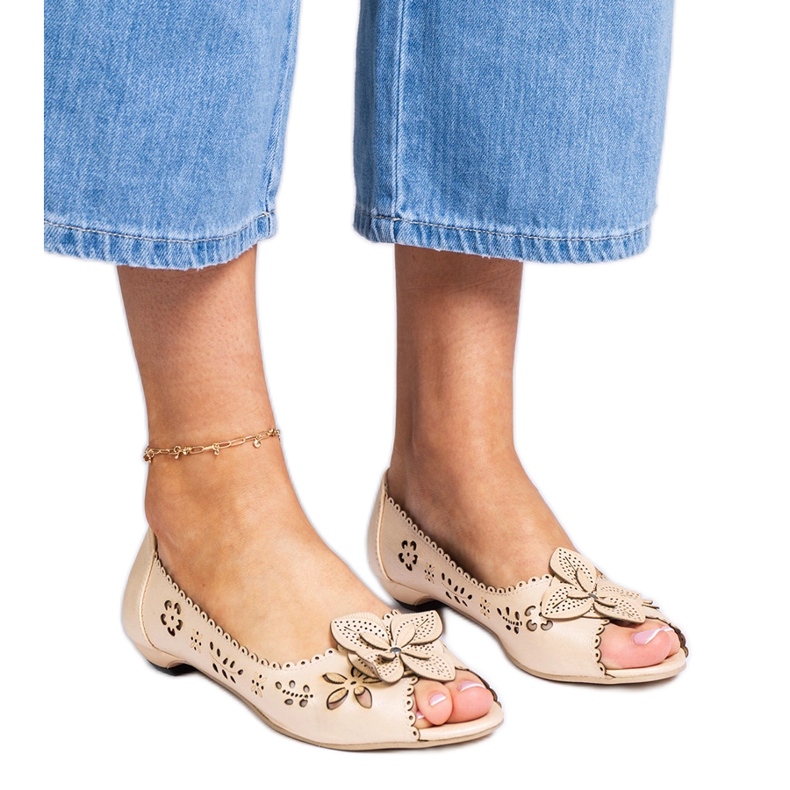 Beige Openwork Ballerinas con un dedo abierto Beige Openwork Ballerinas con un dedo abierto