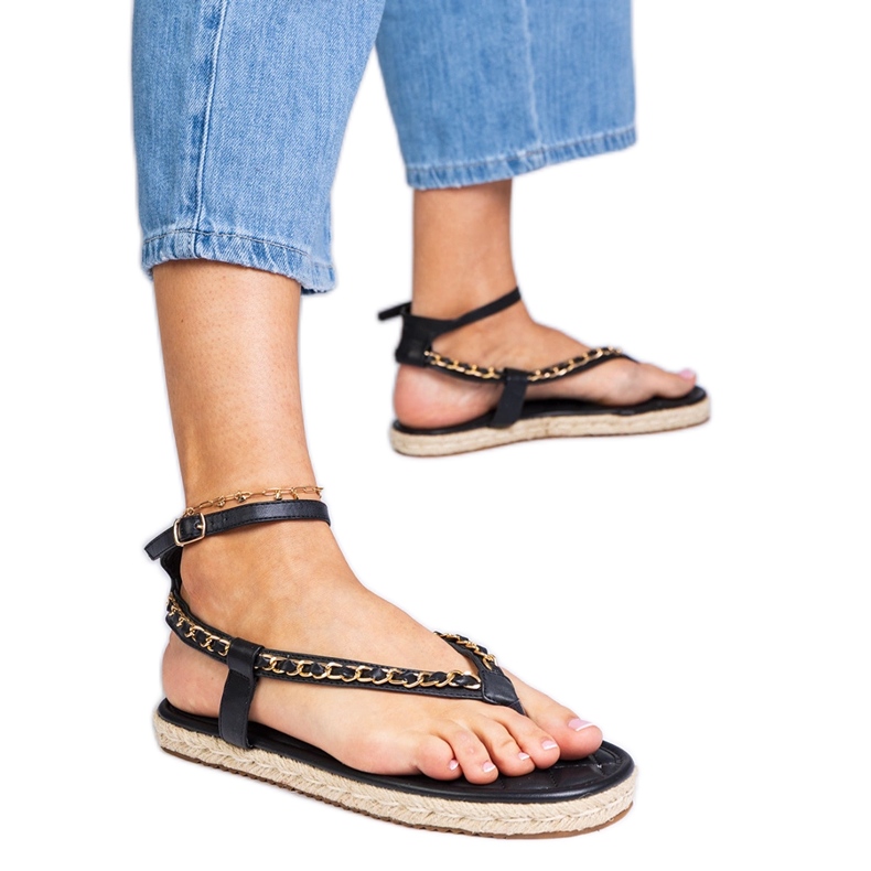 Sandalias negras decoradas con una cadena negro