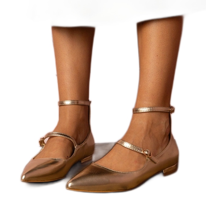 Bombas de oro con tacones planos con hebillas dorado