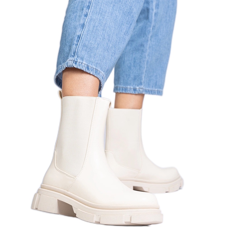 Botines beige con parte superior flexible.