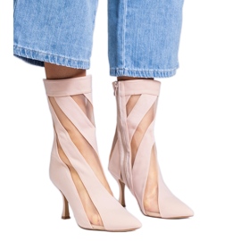 Botas de satén beige con una malla en un tacón alto