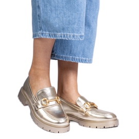 Mocasines elegantes dorados con decoración