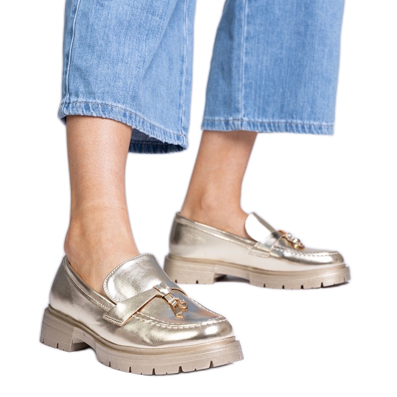 Mocasines elegantes dorados con eco -leather con decoración