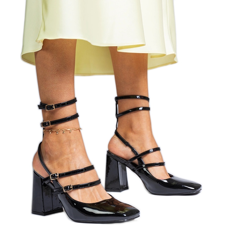 Sandalias negras barnizadas en la publicación negro