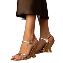 Sandalias de mujeres doradas en cuña dorado